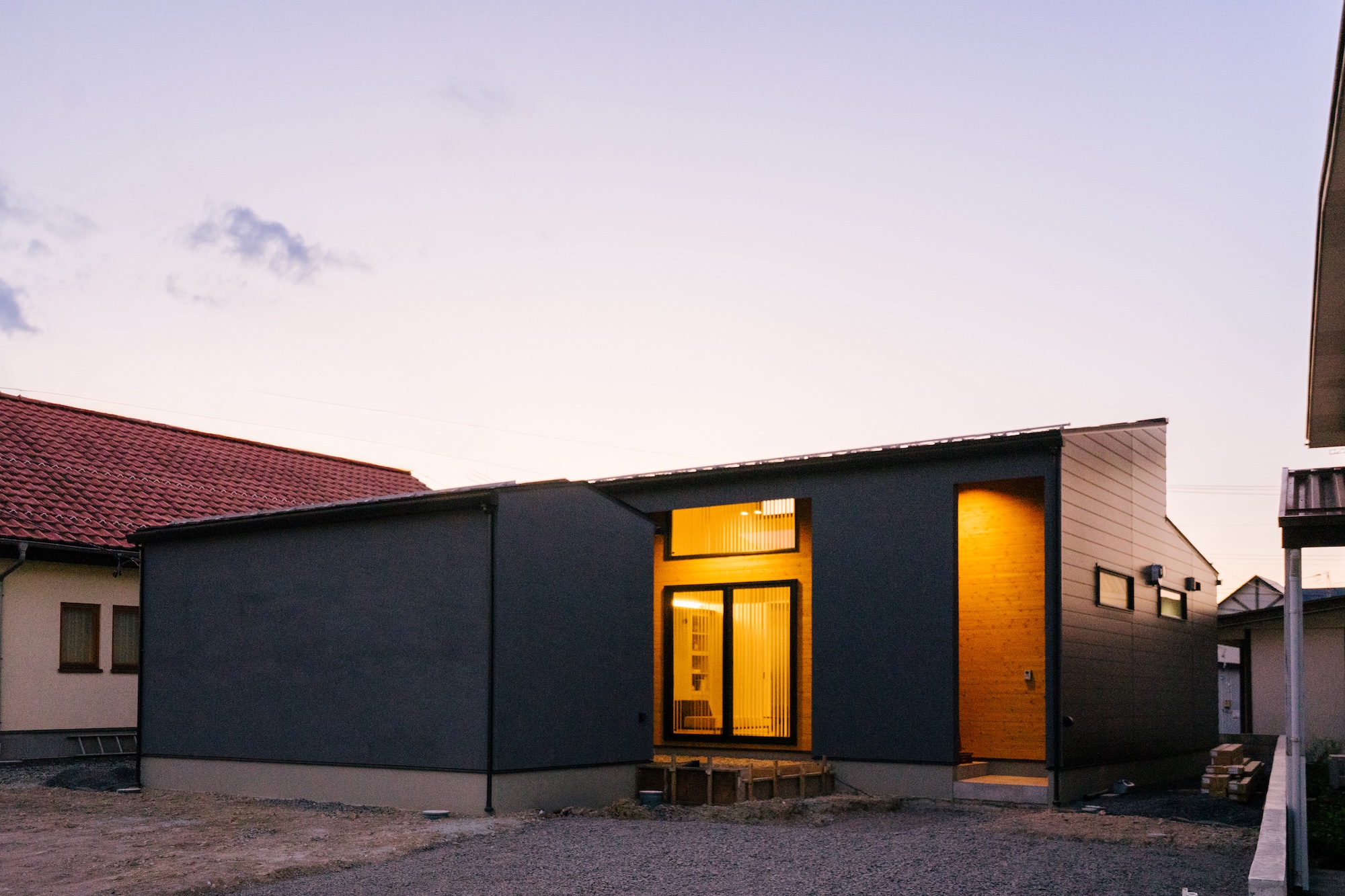 「境界線」をゆるめ、外に溶け込むように暮らす平屋