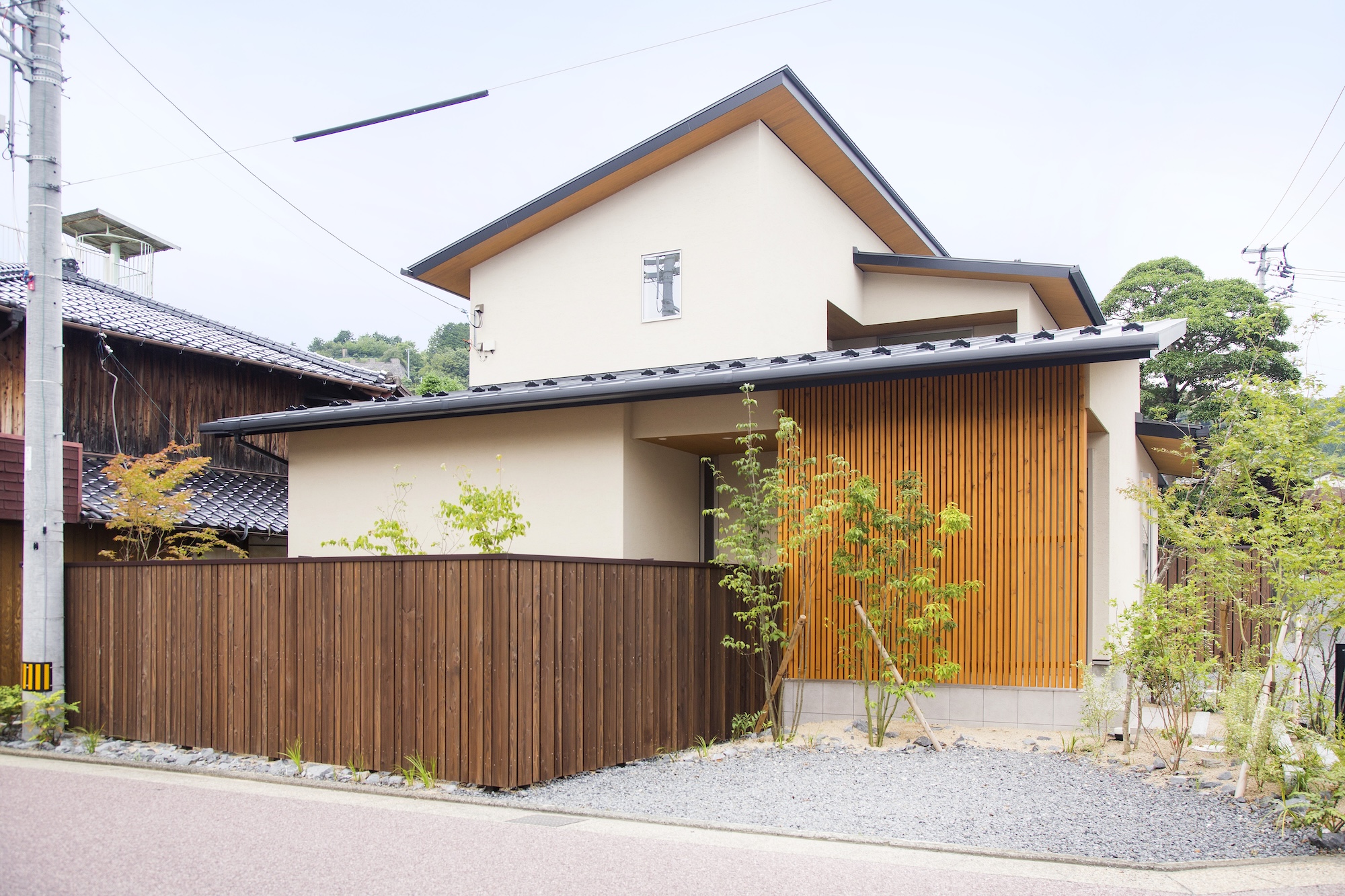 和のくつろぎと木の温もりに包まれた、中庭のある家