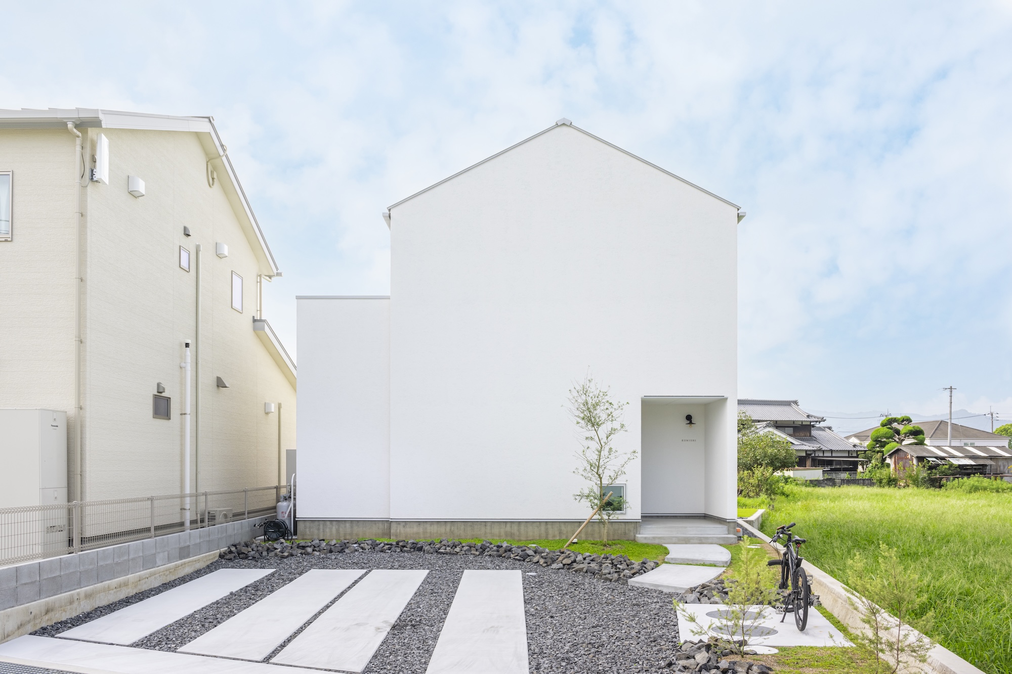 真っ白な三角屋根の家