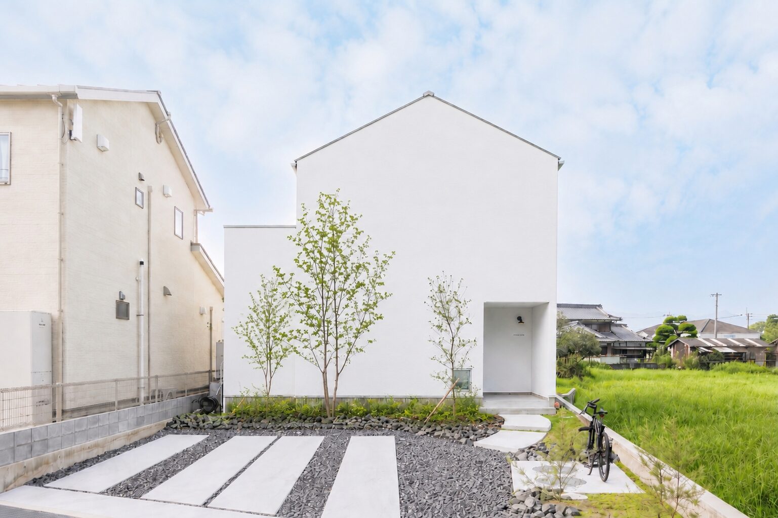 真っ白な三角屋根の家
