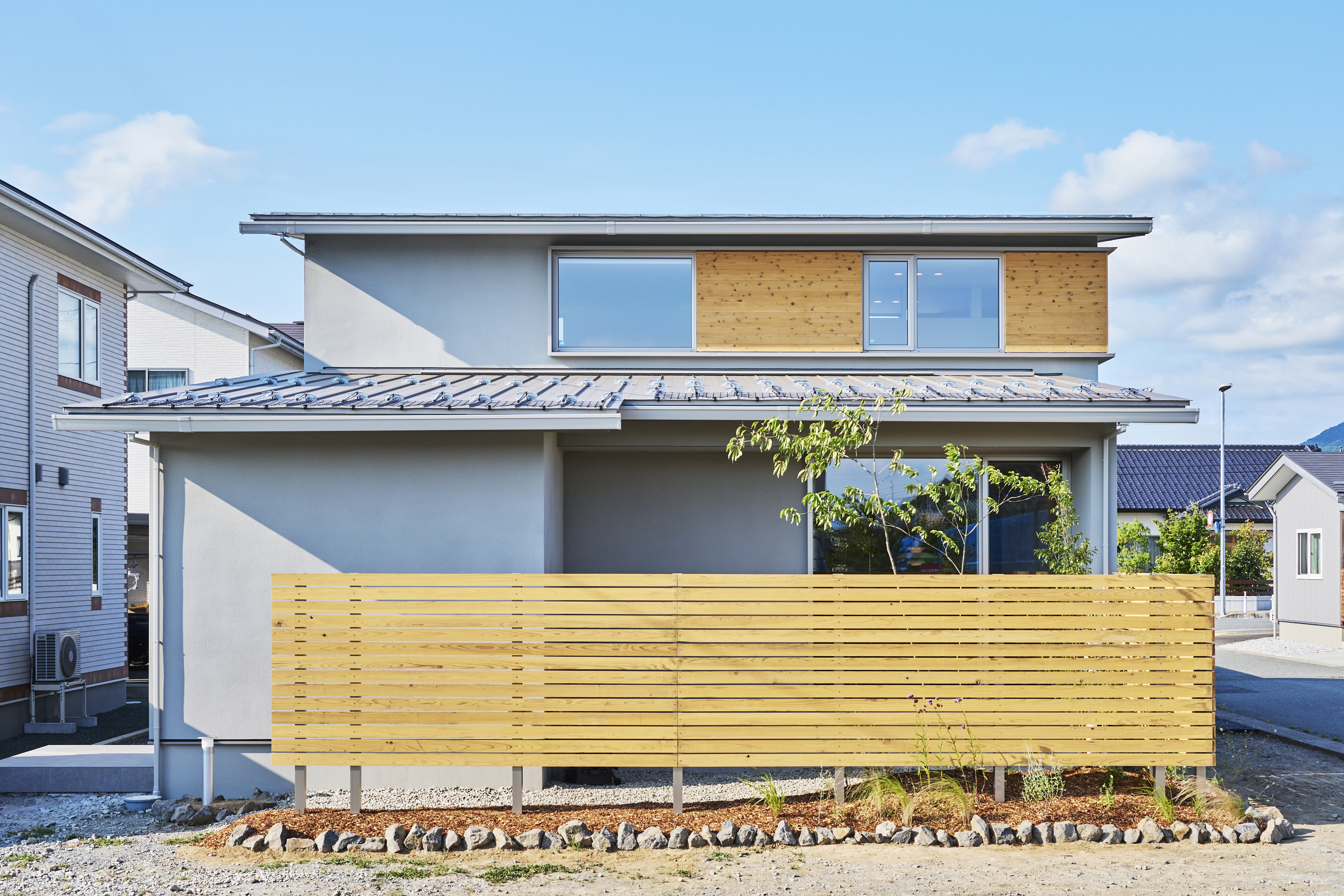 夏の日に心地よさをもたらす、深い軒のある住まい