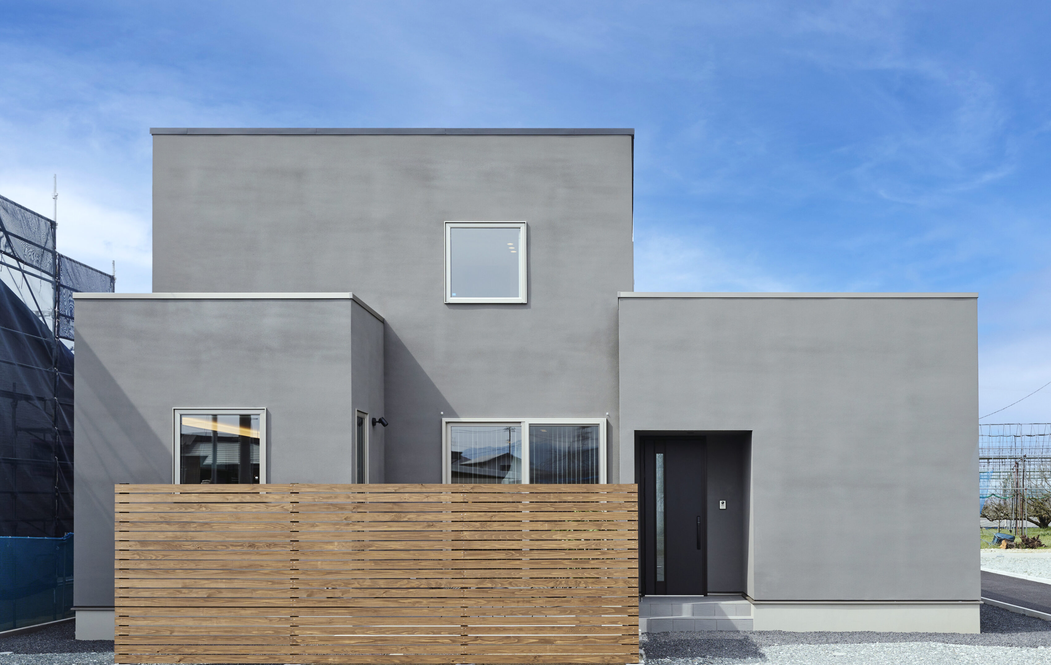 中庭を囲むグレーモダンな住まい