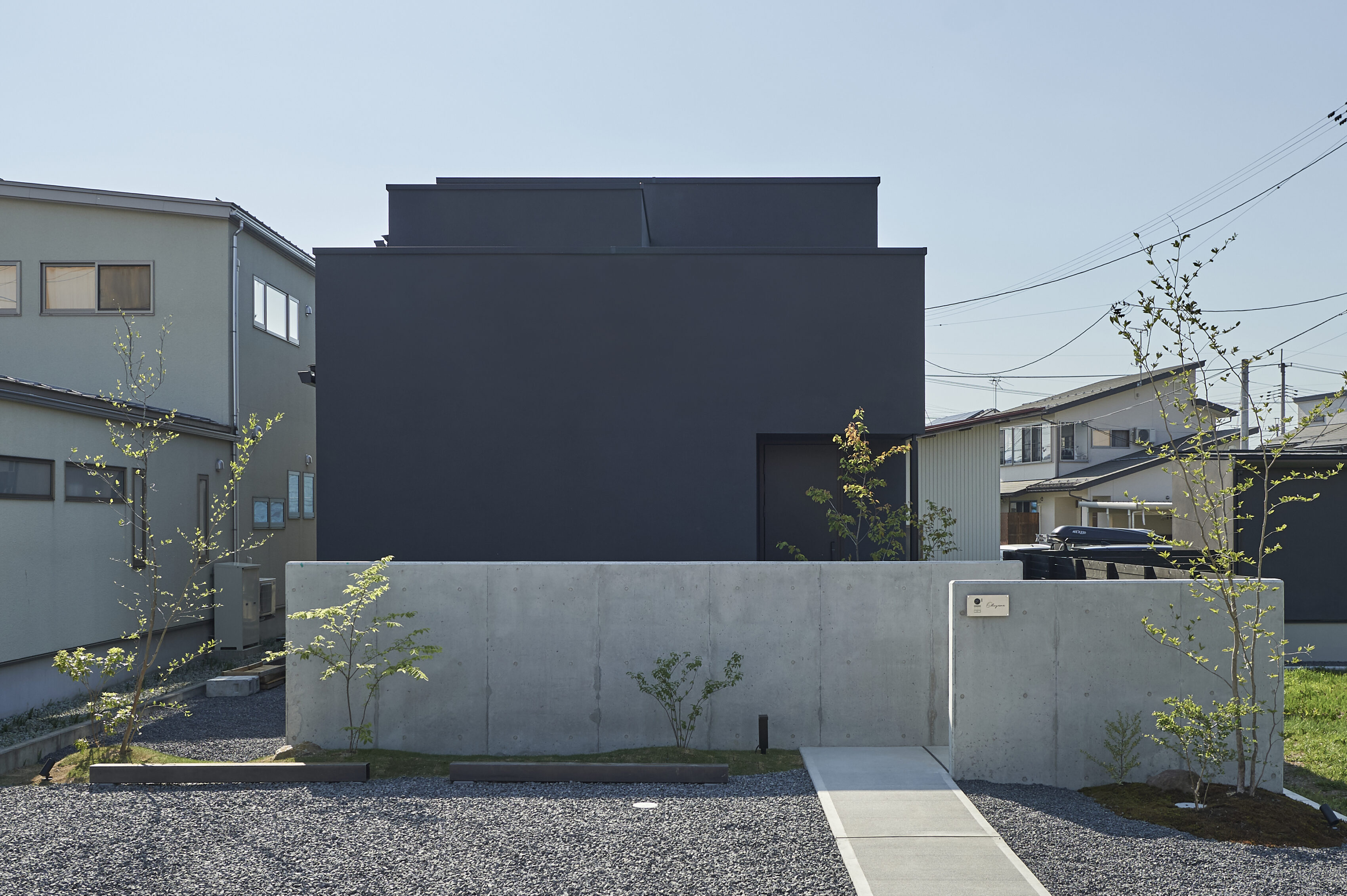 塗り壁が静かに佇む、中庭付きコートハウス