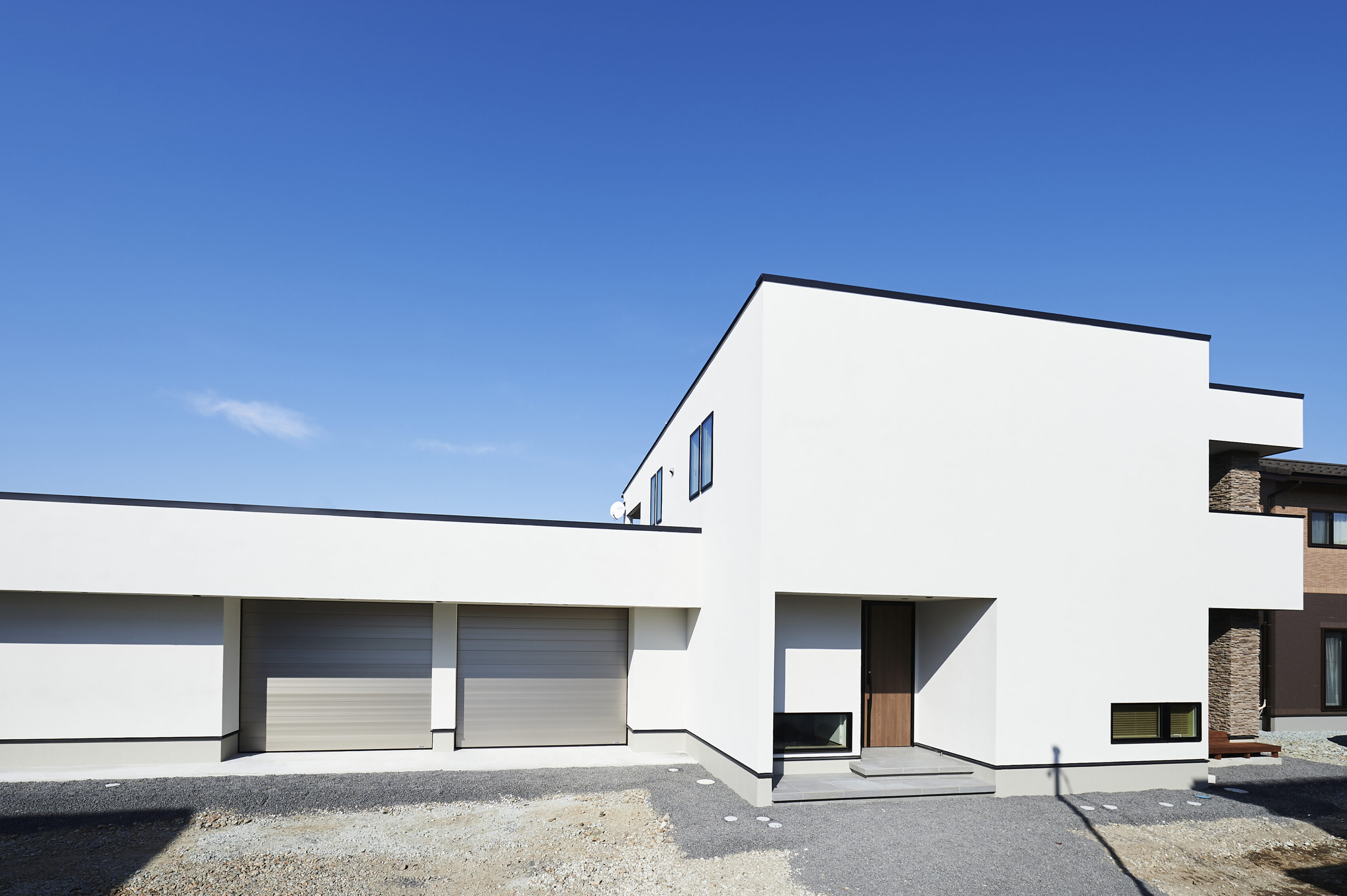 吹き抜けが豊かさをもたらす、モダンラグジュアリーな住まい