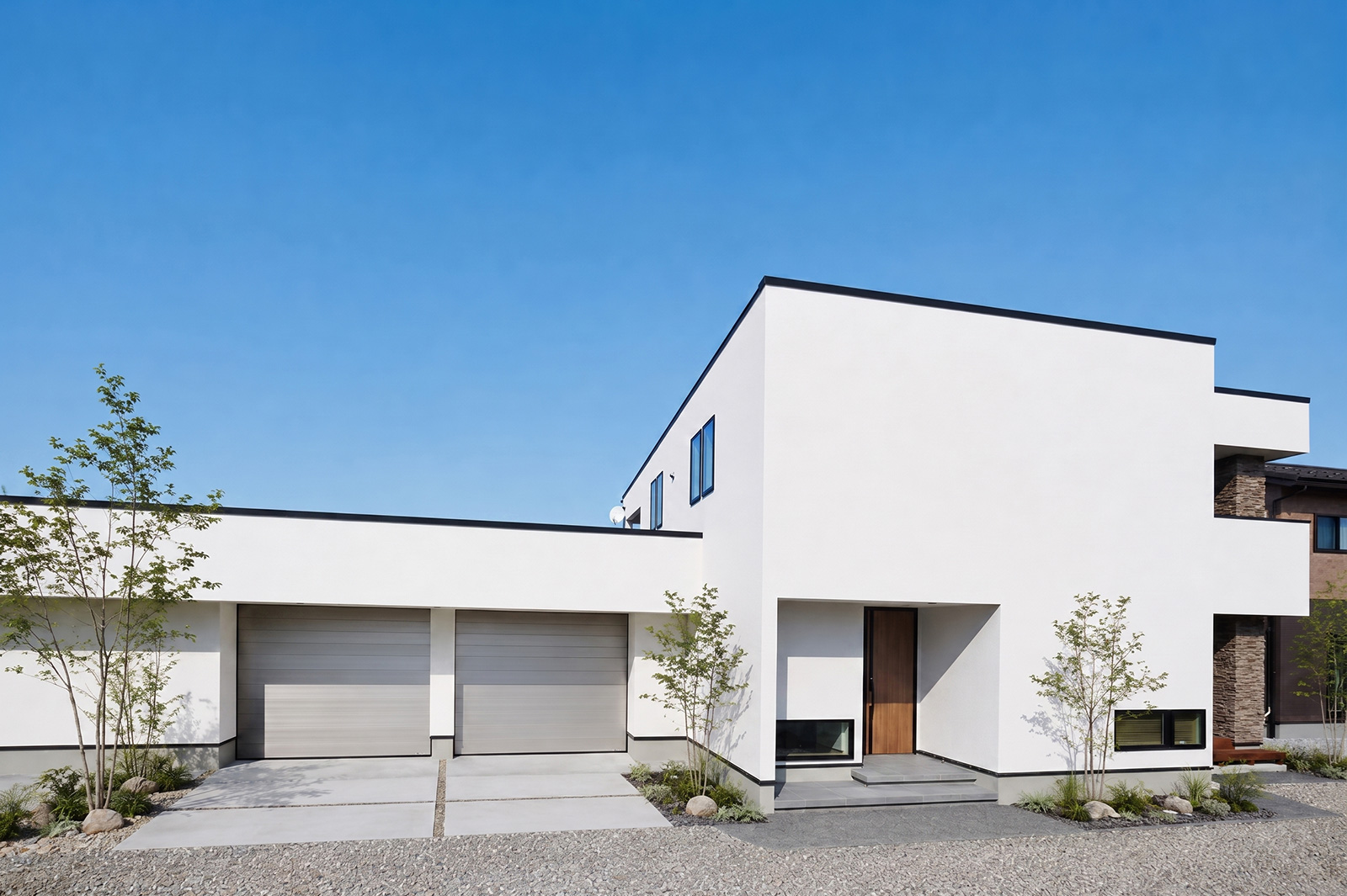吹き抜けが豊かさをもたらす、モダンラグジュアリーな住まい