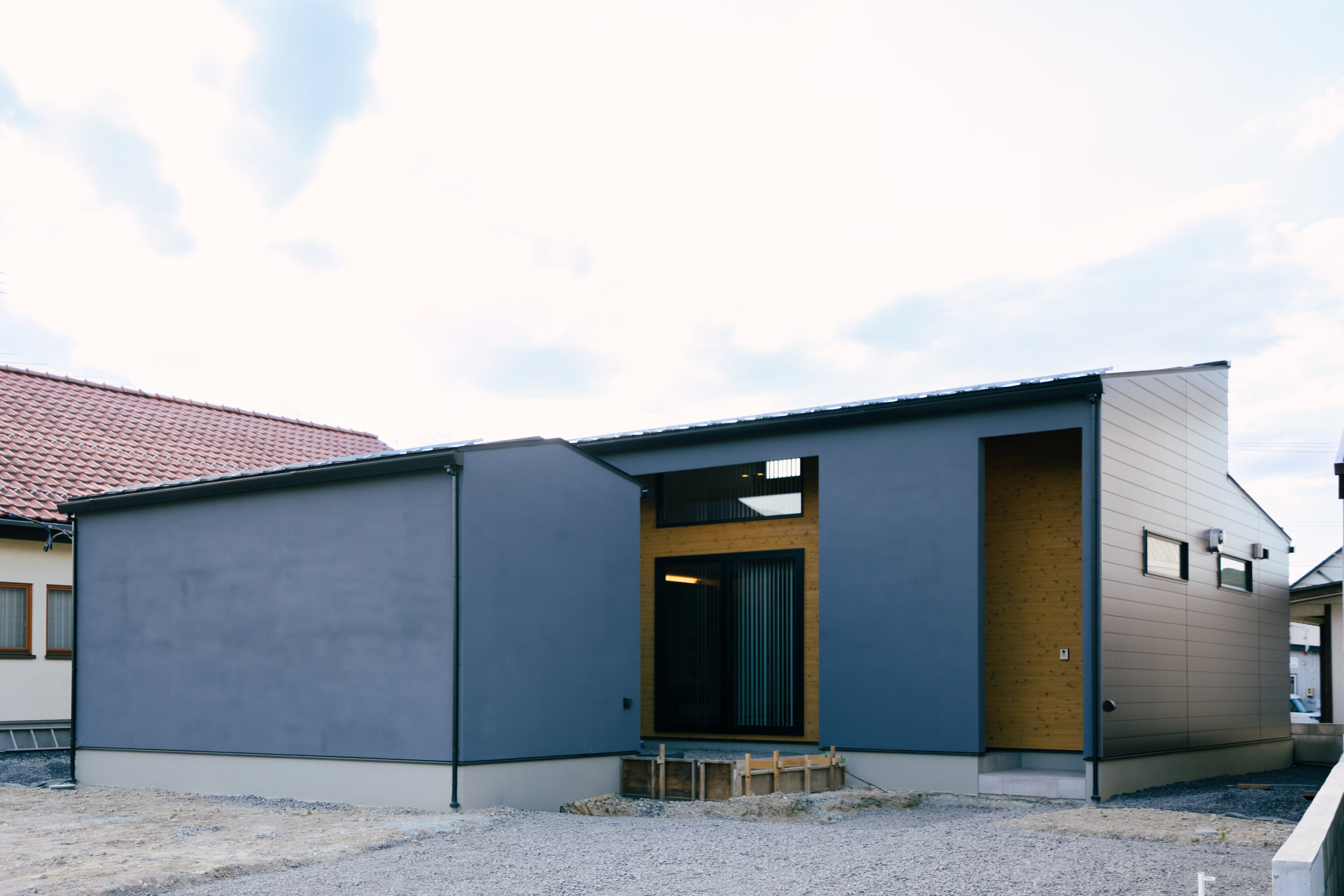 「境界線」をゆるめ、外に溶け込むように暮らす平屋