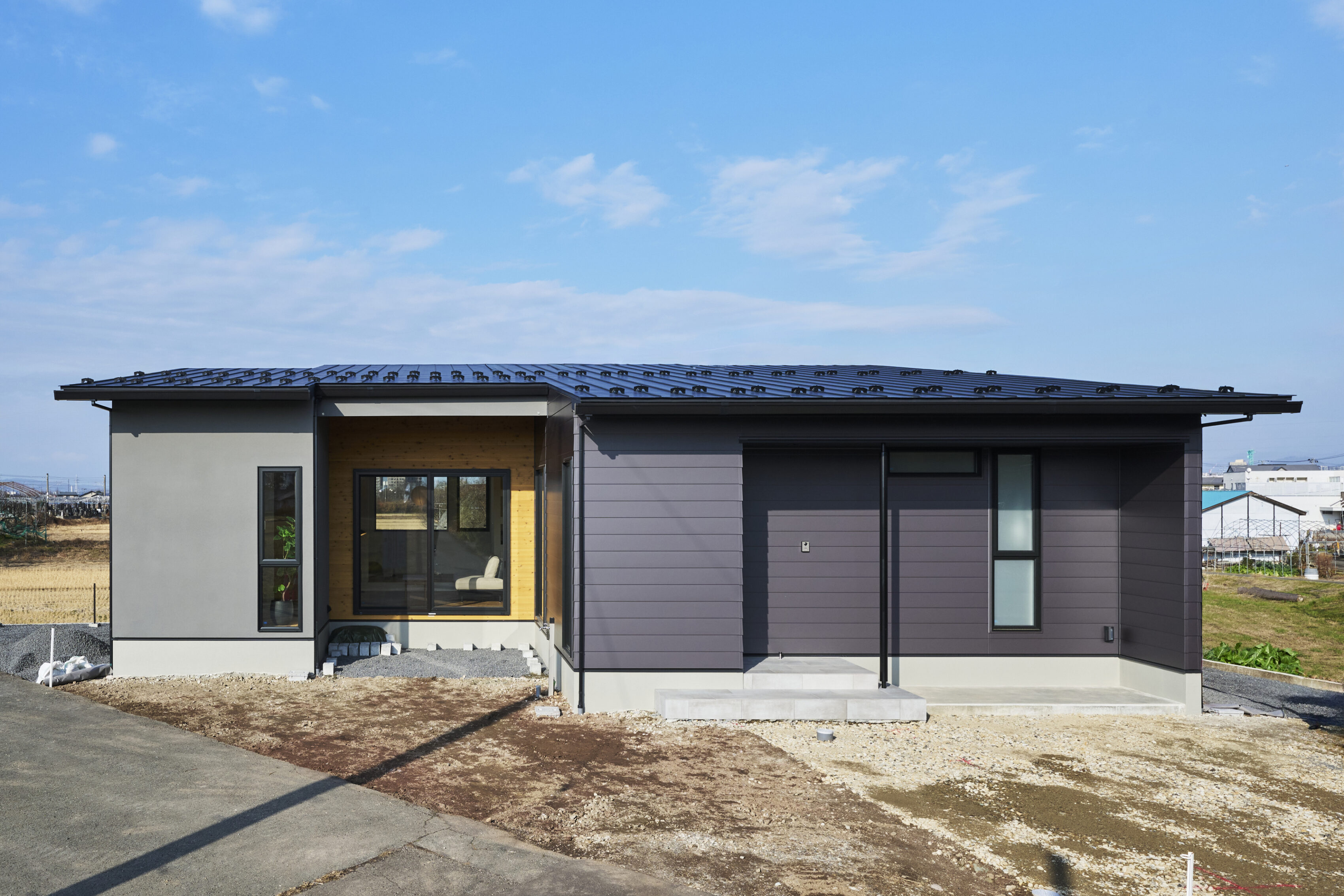 アートのように田園風景を愉しむ、平屋の住まい